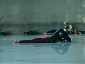 Seorang ibu yang mengajarkan anak BTQ saat bulan puasa.