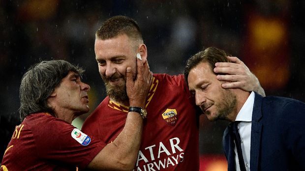 Francesco Totti saat momen perpisahan Daniele de Rossi.