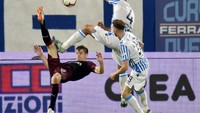 Krzysztof Piatek berusaha melakukan salto untuk menyambut bola. Tullio M. Puglia/Getty Images.