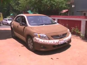 Hiii...Toyota Corolla Altis Dilumuri Kotoran Sapi Biar Mobil Adem