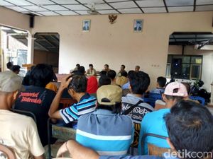 Pendukung 01 Geruduk Kantor Camat di Ponorogo Tuntut Pilkades Ulang Pendukung 01 Geruduk Kantor Camat di Ponorogo Tuntut Pilkades Ulang