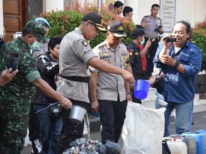 Polres Bogor Musnahkan Ribuan Botol Miras dan Petasan Jelang Idul Fitri