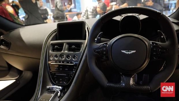 Bagian interior Aston Martin DBS Superleggera ditopang berbagai fitur terkini.