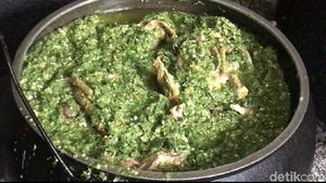 Mengintip Proses Pembuatan Itiak Lado Mudo, Kuliner Istimewa dari Bukittinggi