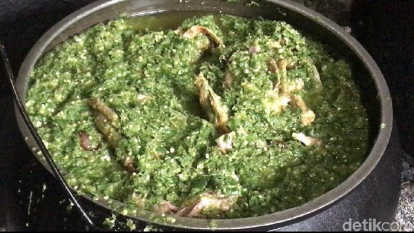 Mengintip Proses Pembuatan Itiak Lado Mudo, Kuliner Istimewa dari Bukittinggi