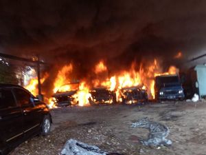 Kebakaran di Cipinang Besar Utara Dipicu Bakar Sampah, 6 Mobil Hangus