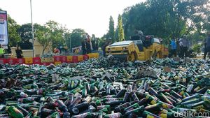 Ribuan Botol Miras Dimusnahkan dengan Digilas Alat Berat