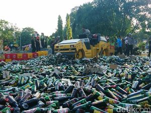 Ribuan Botol Miras Dimusnahkan dengan Digilas Alat Berat Ribuan Botol Miras Dimusnahkan dengan Digilas Alat Berat