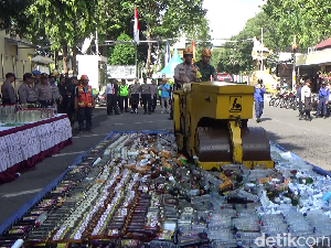 1.311 Botol Miras Dimusnahkan di Lumajang 1.311 Botol Miras Dimusnahkan di Lumajang