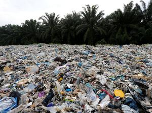 Malaysia Kembalikan Kiriman 3 Ribu Ton Sampah Plastik ke 14 Negara Malaysia Kembalikan Kiriman 3 Ribu Ton Sampah Plastik ke 14 Negara