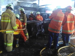 Mobil Terbakar Dekat Kantor Kelurahan Cipinang Besar Utara, 11 Damkar Meluncur