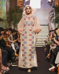 Koleksi Busana Idulfitri 2019 'Tirta Kirana' dari Svarna by IKAT Indonesia rancangan Didiet Maulana. (Foto: Dok. IKAT Indonesia)