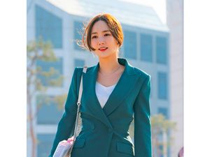10 Inspirasi Baju Kerja Ala Park Min Young di Drama Korea