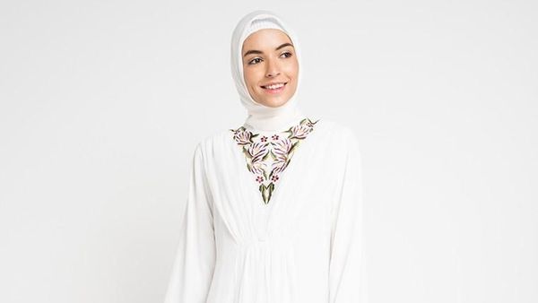 Pilihan 7 Gamis Cantik Warna Putih untuk Tampil Elegan di Hari Lebaran