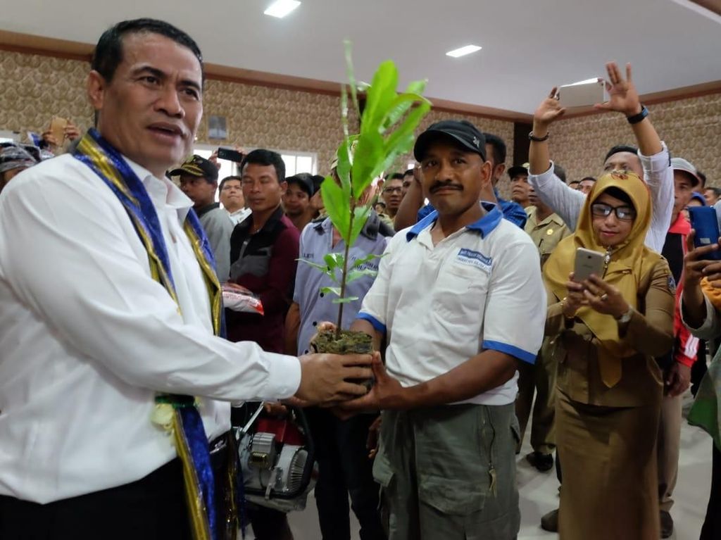 Mentan Ajak Warga Muna Sultra Mandiri Pangan Mentan Ajak Warga Muna Sultra Mandiri Pangan