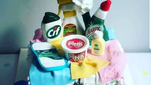 Uniknya Tren Cake dengan Hiasan Sabun dan Alat Bersih-bersih