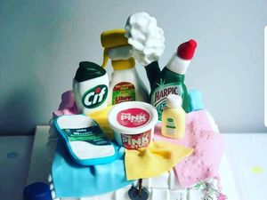 Uniknya Tren Cake dengan Hiasan Sabun dan Alat Bersih-bersih