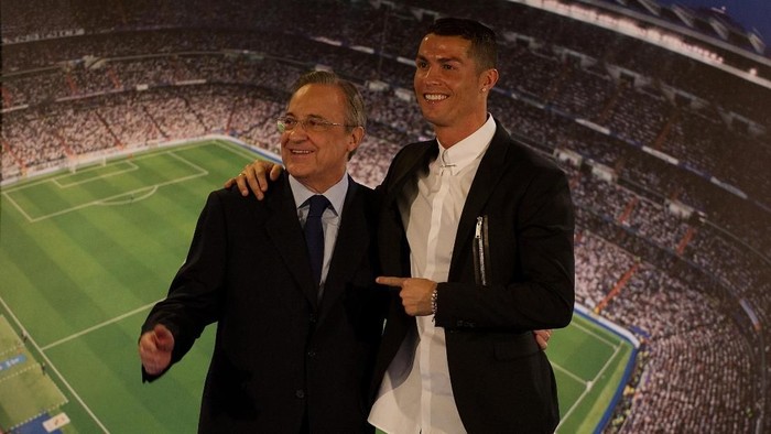 MADRID, SPAIN - NOVEMBER 07:  Cristiano Ronaldo of Real Madrid embraces club President Florentino Perez  following his press conference after signing a new five-year contract with the Spanish club at the Santiago Bernabeu stadium on November 7, 2016 in Madrid, Spain.  (Photo by Denis Doyle/Getty Images)