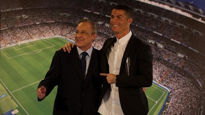 Ronaldo Florentino Perez MADRID, SPAIN - NOVEMBER 07: Cristiano Ronaldo of Real Madrid embraces club President Florentino Perez following his press conference after signing a new five-year contract with the Spanish club at the Santiago Bernabeu stadium on November 7, 2016 in Madrid, Spain. (Photo by Denis Doyle/Getty Images)