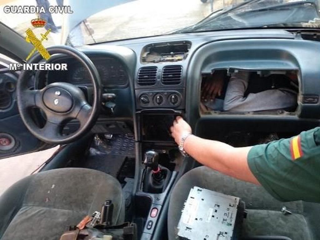 Demi Masuk ke Eropa, Pria Afrika Sembunyi di Laci Dasbor Mobil Demi Masuk ke Eropa, Pria Afrika Sembunyi di Laci Dasbor Mobil
