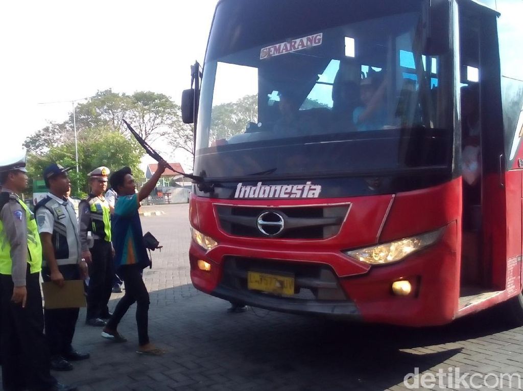 Petugas di Kudus Temukan Bis AKAP Izin Trayeknya Habis Petugas di Kudus Temukan Bis AKAP Izin Trayeknya Habis