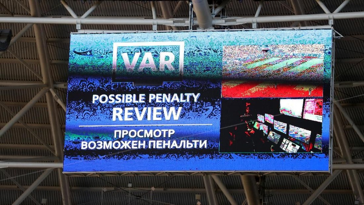 Video Assistant Referee (VAR) diwacanakan ada di Liga 1. (Foto: Michael Steele/Getty Images)