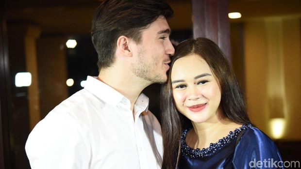 Aura Kasih dan sang suami, Eryck Amaral