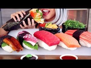 Auto Gendut! Wanita Ini Mukbang Sushi Salmon hingga Octopus Super Jumbo