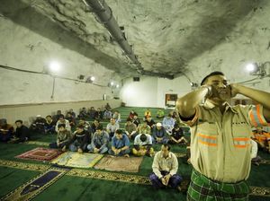 Mengintip Salat Tarawih di Masjid Terdalam Dunia