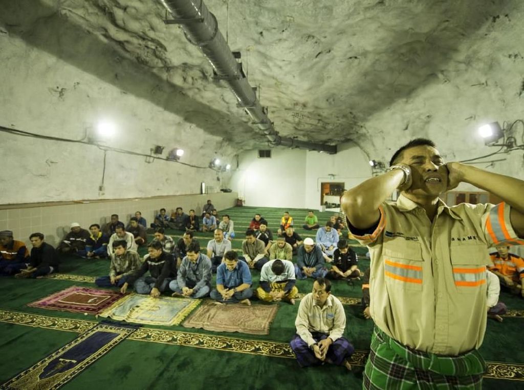 Mengintip Salat Tarawih di Masjid Terdalam Dunia Mengintip Salat Tarawih di Masjid Terdalam Dunia