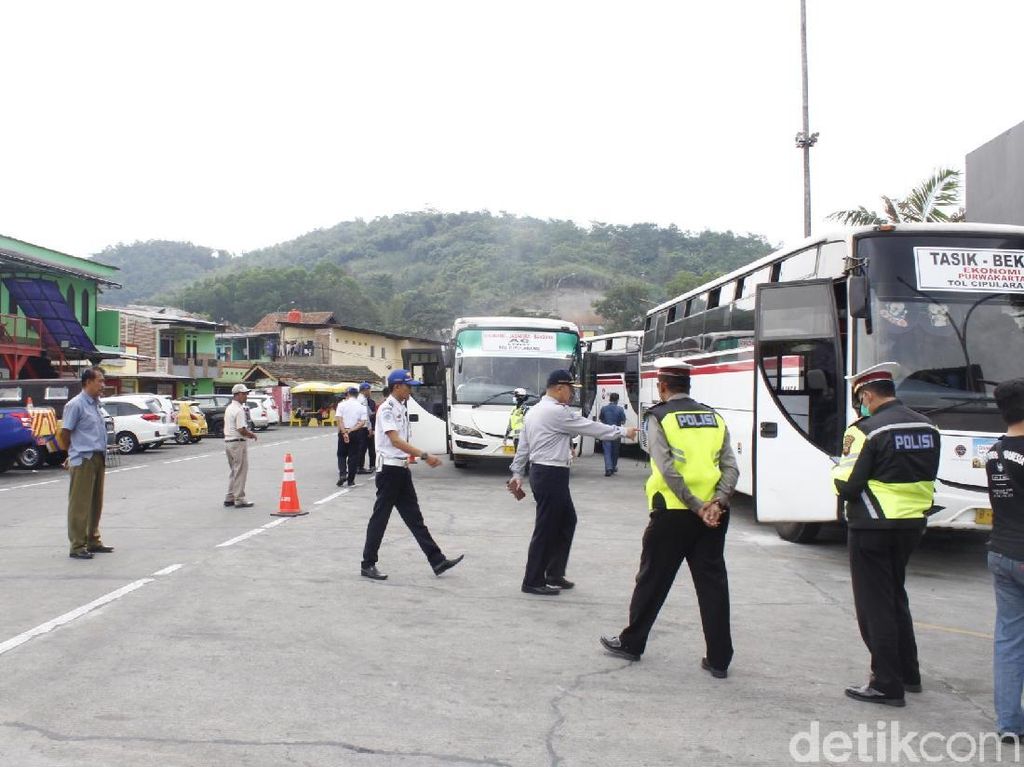 Bus Rem Blong Melintas Tol Purbaleunyi, Penumpang Dipaksa Turun
