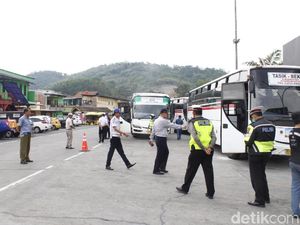 Bus Rem Blong Melintas Tol Purbaleunyi, Penumpang Dipaksa Turun Bus Rem Blong Melintas Tol Purbaleunyi, Penumpang Dipaksa Turun