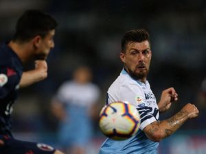 Bek Lazio Bingung, Gimana Caranya Main Bola Tanpa Tempel Lawan?