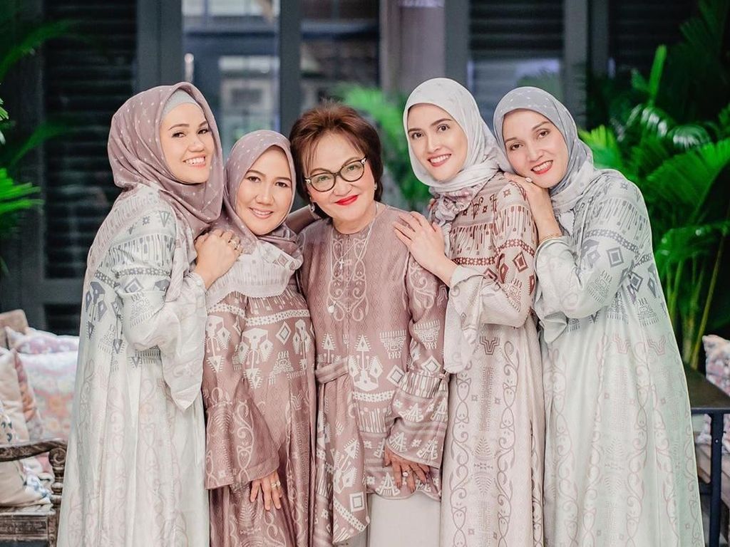 Toleransi Beragama di Keluarga Shandy Aulia yang Bikin Hati Adem Toleransi Beragama di Keluarga Shandy Aulia yang Bikin Hati Adem