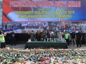 Puluhan Ribu Miras Dimusnahkan Polres Bandung dan Garut Puluhan Ribu Miras Dimusnahkan Polres Bandung dan Garut