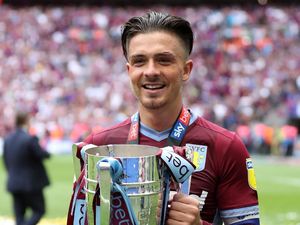 Imbau Fan Tetap di Rumah, Grealish Malah Pergi Pesta...dan Tabrakan