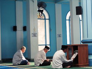 Menunggu Wawktu Berbuka di Masjid