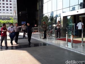 5 Orang yang Terjaring OTT Pejabat Imigrasi di NTB Tiba di KPK 5 Orang yang Terjaring OTT Pejabat Imigrasi di NTB Tiba di KPK