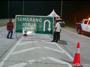 Jelang One Way, Rambu Mata Kucing Dipasang di Tol Brebes Barat Jelang One Way, Rambu Mata Kucing Dipasang di Tol Brebes Barat