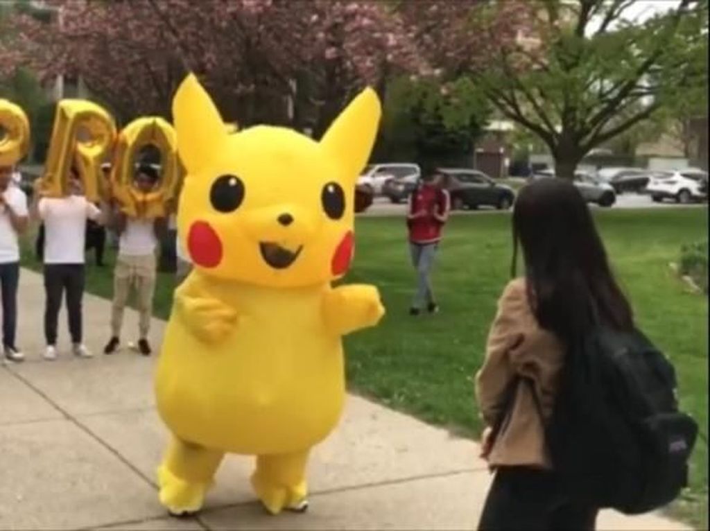Pakai Kostum Pikachu Ajak Gebetan ke Pesta Prom, Aksi Pelajar Ini Viral