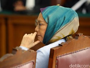 Ekspresi Ratna Sarumpaet Saat Dituntut 6 Tahun Penjara