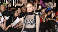 Promosi Sekuel X-Men, Sophie Turner Bergaun Transparan di Seoul
