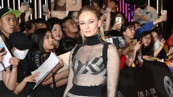 Promosi Sekuel X-Men, Sophie Turner Bergaun Transparan di Seoul
