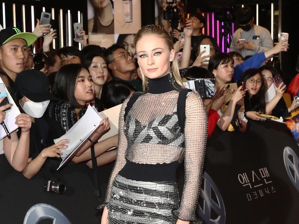 Promosi Sekuel X-Men, Sophie Turner Bergaun Transparan di Seoul Promosi Sekuel X-Men, Sophie Turner Bergaun Transparan di Seoul