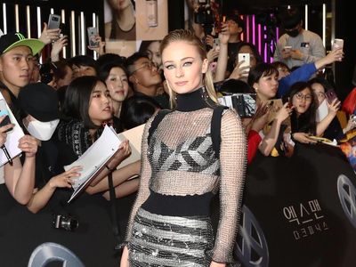 Promosi Sekuel X-Men, Sophie Turner Bergaun Transparan di Seoul