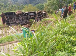 Bus Masuk Jurang di Kelok 44 Sumbar, Sejumlah Penumpang Terluka