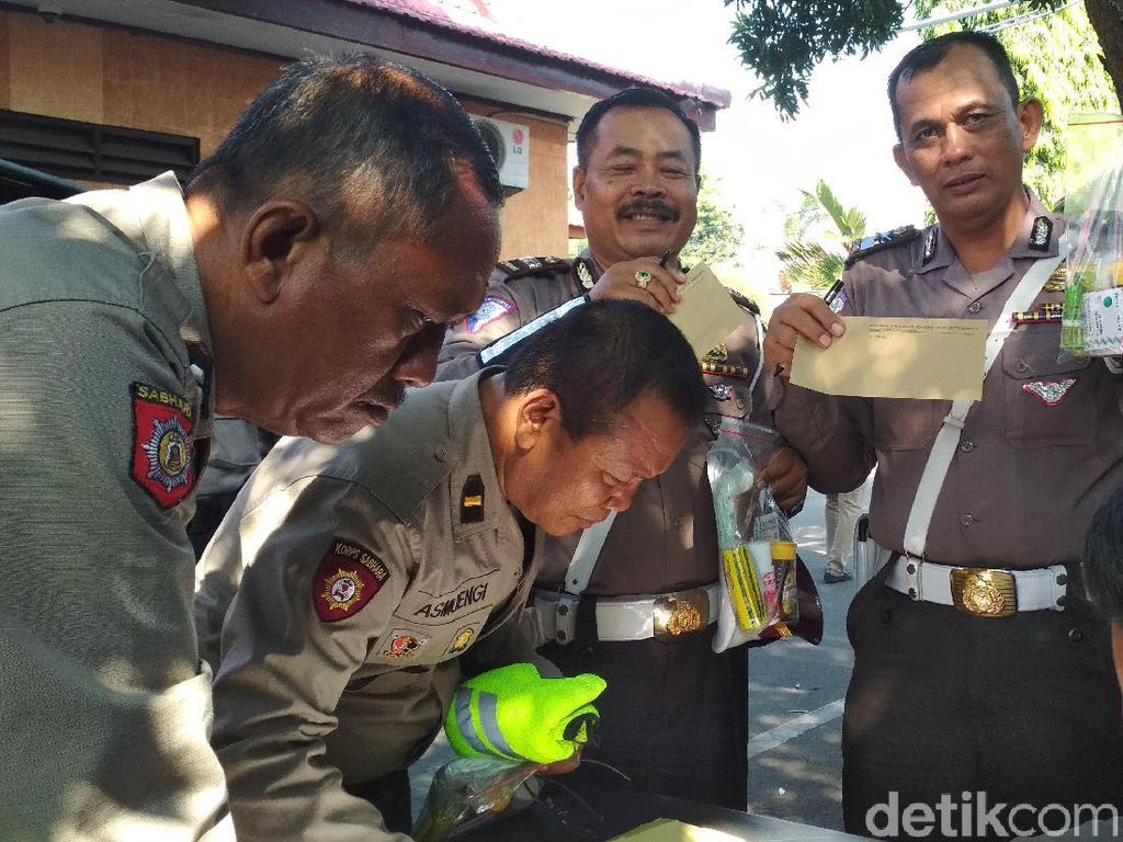 200 Polisi Blitar Dibekali Paket Obat-obatan untuk Operasi Ketupat Semeru 200 Polisi Blitar Dibekali Paket Obat-obatan untuk Operasi Ketupat Semeru
