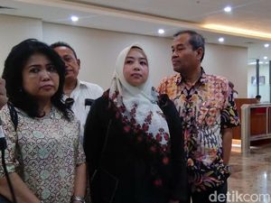Ditemani Jubir BPN, Istri Mustofa Nahra Besuk Suami di Tahanan Ditemani Jubir BPN, Istri Mustofa Nahra Besuk Suami di Tahanan