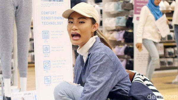 Ekspresi Lucu Patricia Gouw saat Belanja Jelang Lebaran