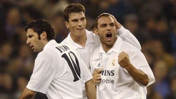 Luis Figo dianggap pengkhianat oleh fan Barcelona.
